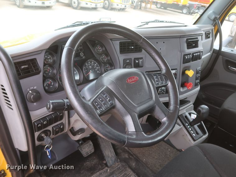 image for item KR9830 2016 Peterbilt 579  semi truck