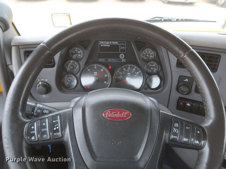 image for item KR9830 2016 Peterbilt 579  semi truck