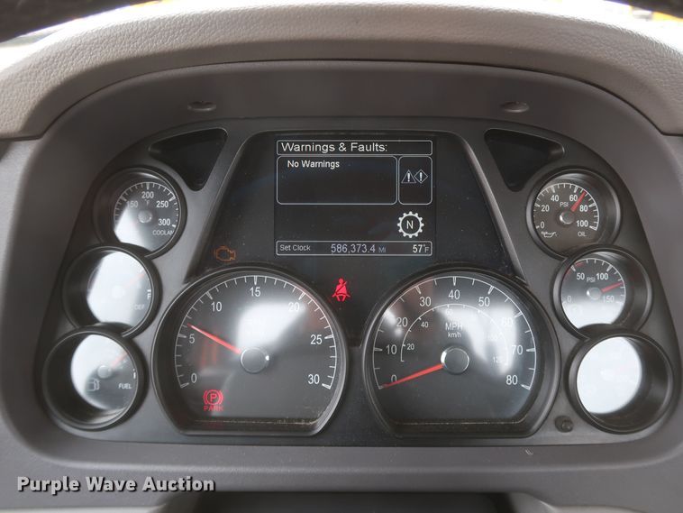 image for item KR9830 2016 Peterbilt 579  semi truck