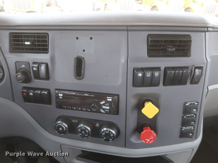 image for item KR9830 2016 Peterbilt 579  semi truck