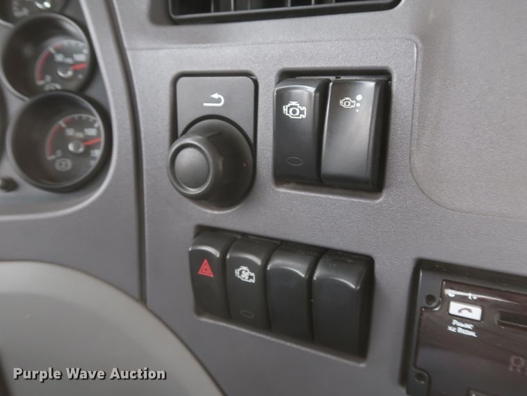 image for item KR9830 2016 Peterbilt 579  semi truck