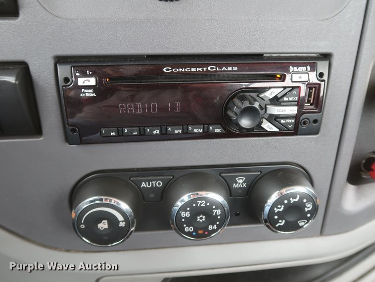 image for item KR9830 2016 Peterbilt 579  semi truck