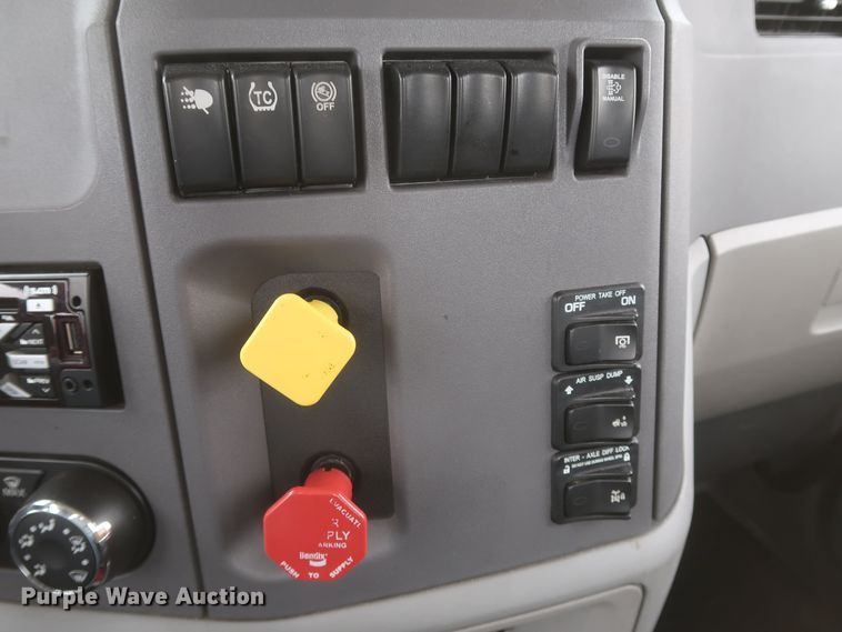 image for item KR9830 2016 Peterbilt 579  semi truck