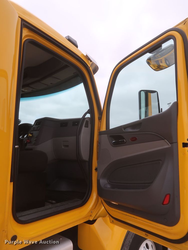 image for item KR9830 2016 Peterbilt 579  semi truck