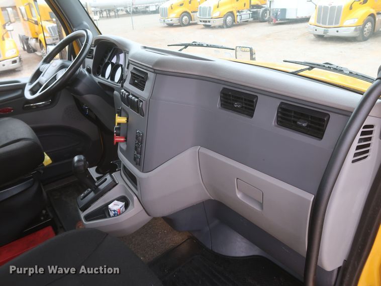 image for item KR9830 2016 Peterbilt 579  semi truck