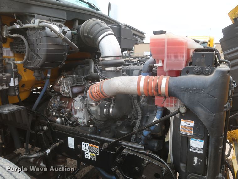 image for item KR9830 2016 Peterbilt 579  semi truck