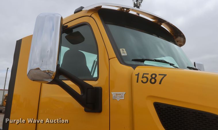 image for item KR9830 2016 Peterbilt 579  semi truck