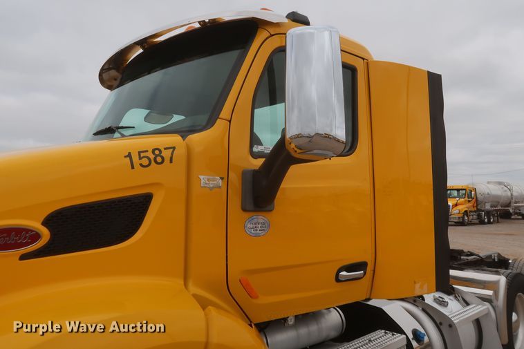 image for item KR9830 2016 Peterbilt 579  semi truck