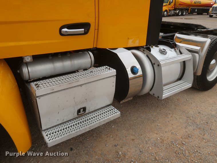 image for item KR9830 2016 Peterbilt 579  semi truck