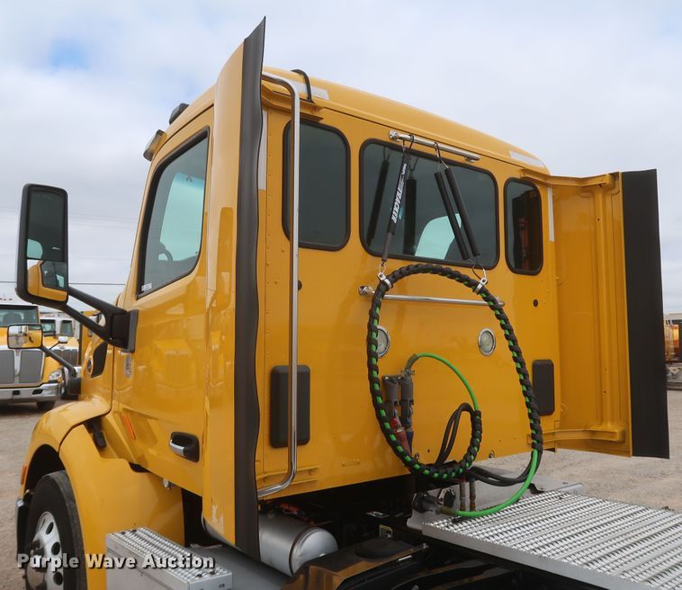 image for item KR9830 2016 Peterbilt 579  semi truck