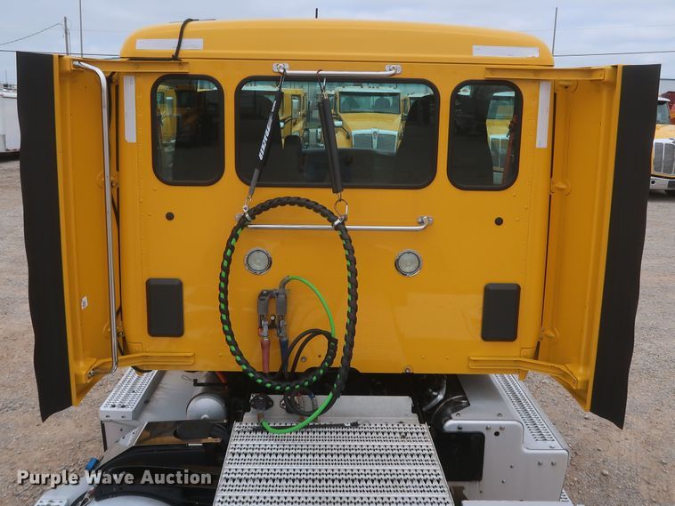 image for item KR9830 2016 Peterbilt 579  semi truck