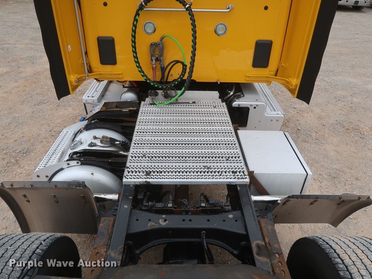 image for item KR9830 2016 Peterbilt 579  semi truck