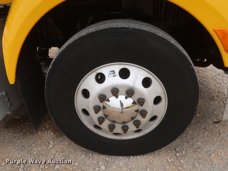 image for item KR9830 2016 Peterbilt 579  semi truck