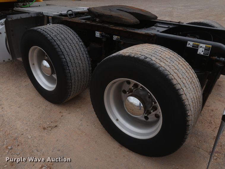 image for item KR9830 2016 Peterbilt 579  semi truck