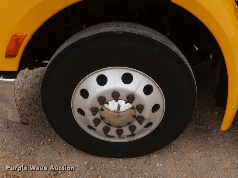 image for item KR9830 2016 Peterbilt 579  semi truck