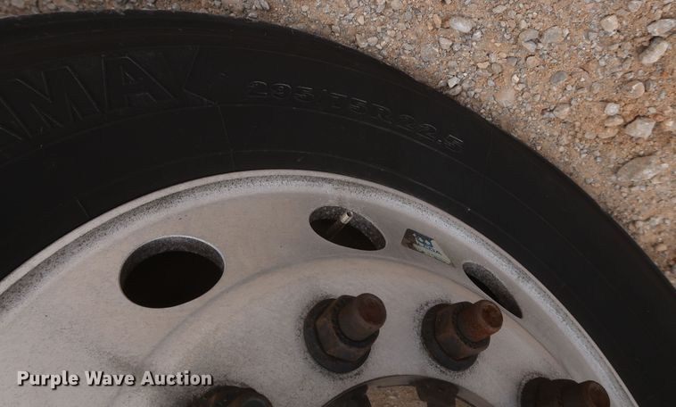 image for item KR9830 2016 Peterbilt 579  semi truck