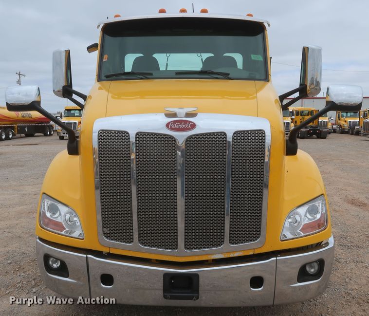 image for item KR9831 2016 Peterbilt 579  semi truck