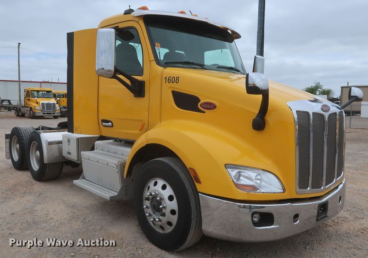 image for item KR9831 2016 Peterbilt 579  semi truck