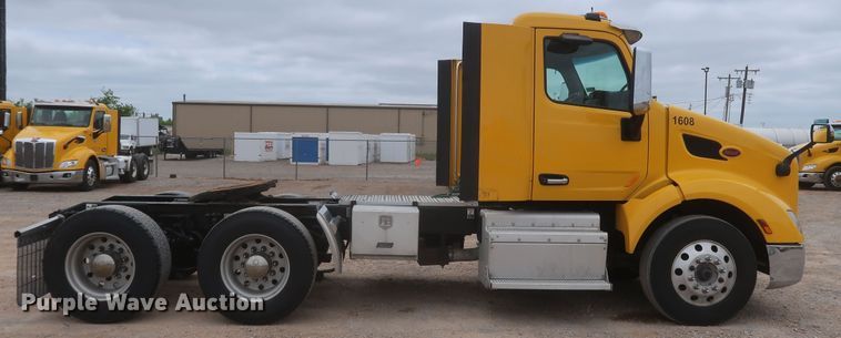 image for item KR9831 2016 Peterbilt 579  semi truck