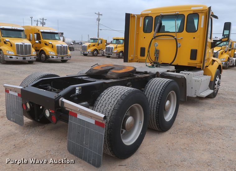 image for item KR9831 2016 Peterbilt 579  semi truck