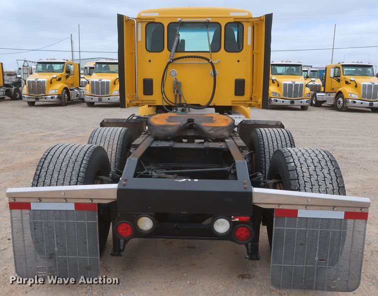 image for item KR9831 2016 Peterbilt 579  semi truck