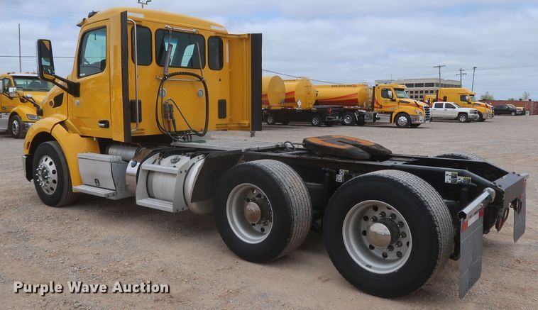 image for item KR9831 2016 Peterbilt 579  semi truck