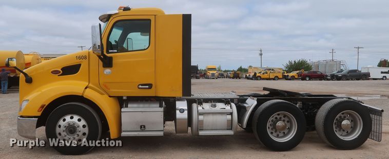 image for item KR9831 2016 Peterbilt 579  semi truck