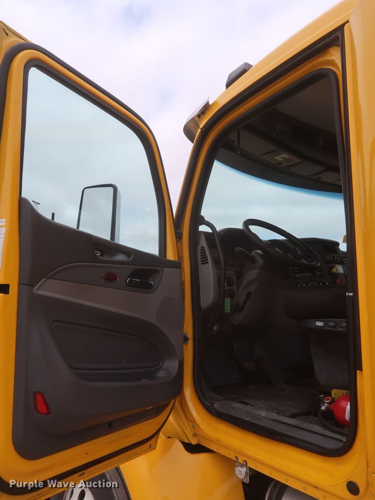 image for item KR9831 2016 Peterbilt 579  semi truck