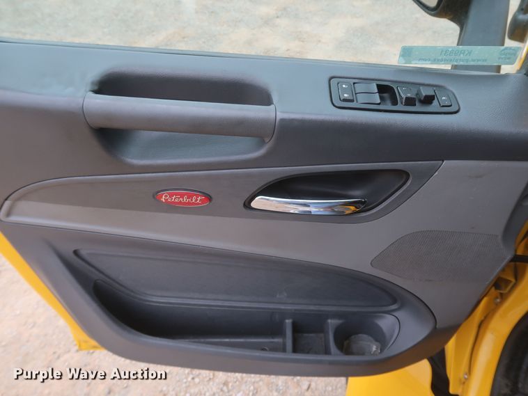 image for item KR9831 2016 Peterbilt 579  semi truck