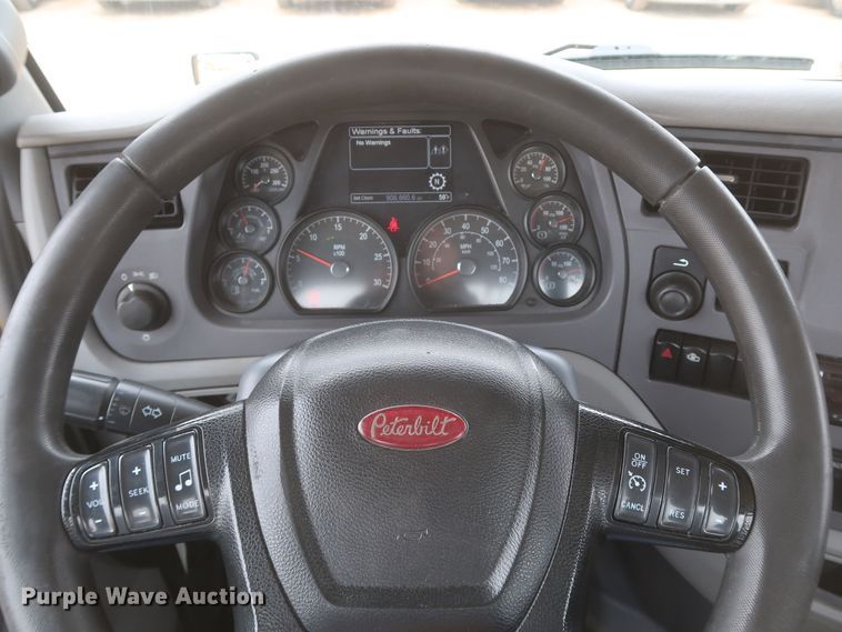 image for item KR9831 2016 Peterbilt 579  semi truck