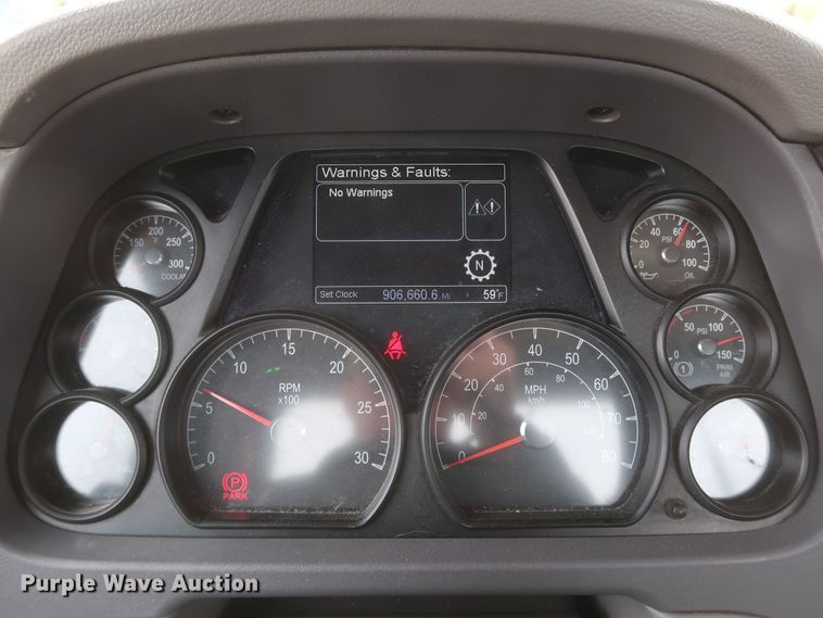 image for item KR9831 2016 Peterbilt 579  semi truck