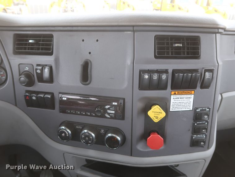 image for item KR9831 2016 Peterbilt 579  semi truck