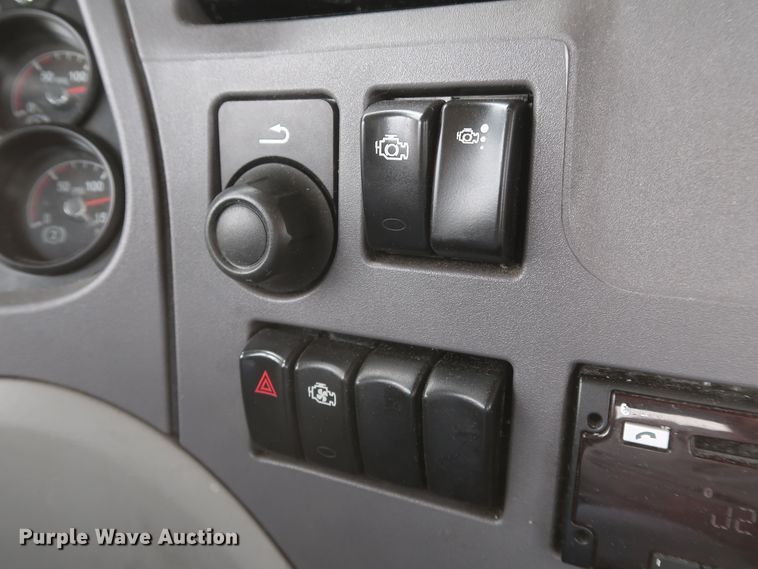 image for item KR9831 2016 Peterbilt 579  semi truck