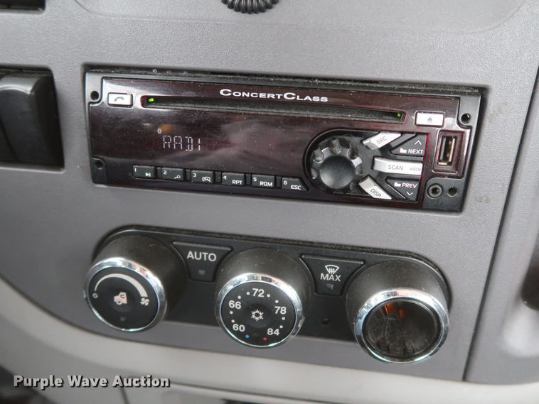 image for item KR9831 2016 Peterbilt 579  semi truck