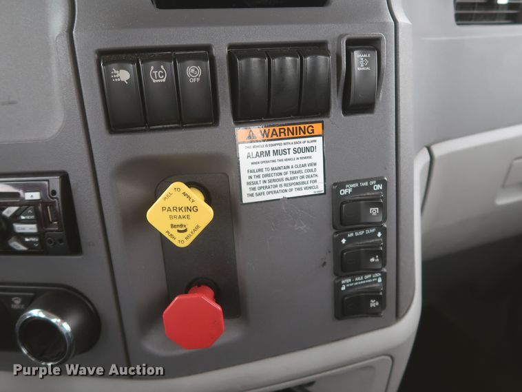 image for item KR9831 2016 Peterbilt 579  semi truck