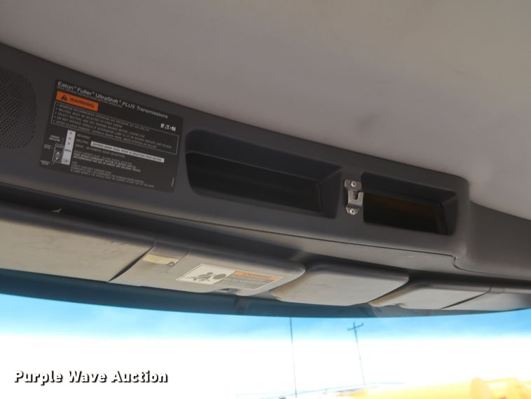 image for item KR9831 2016 Peterbilt 579  semi truck