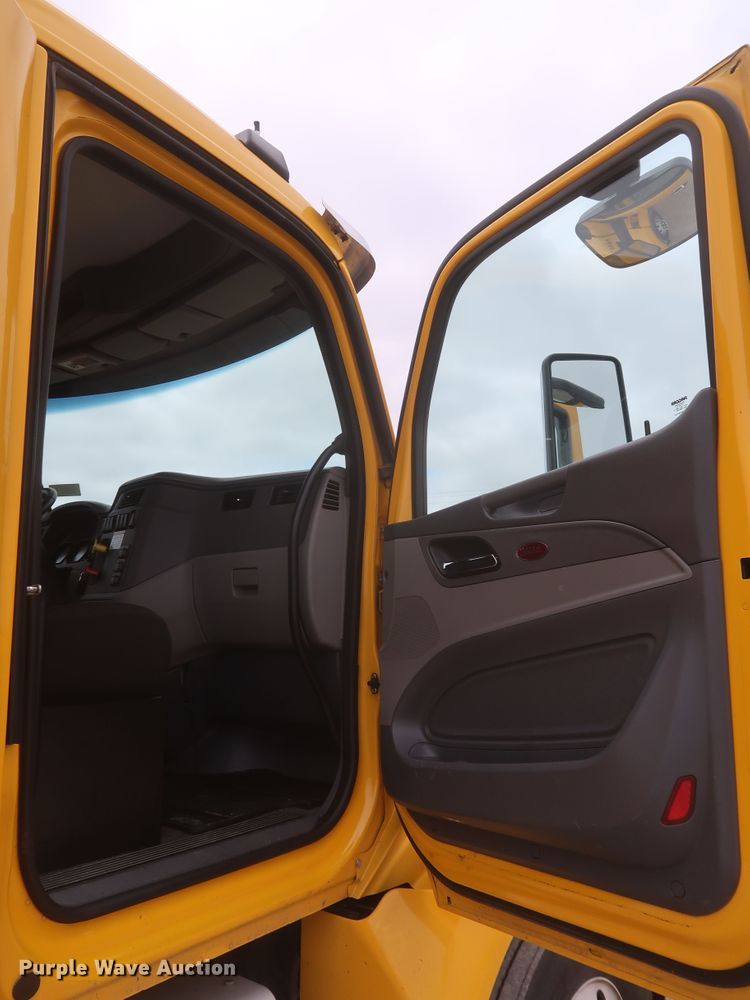 image for item KR9831 2016 Peterbilt 579  semi truck