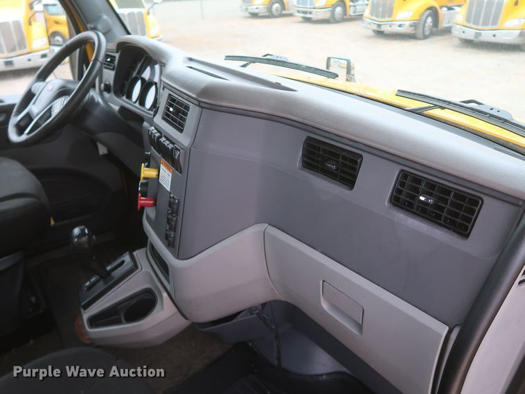 image for item KR9831 2016 Peterbilt 579  semi truck