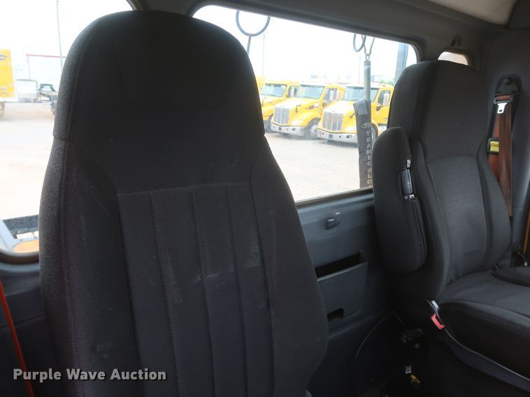 image for item KR9831 2016 Peterbilt 579  semi truck