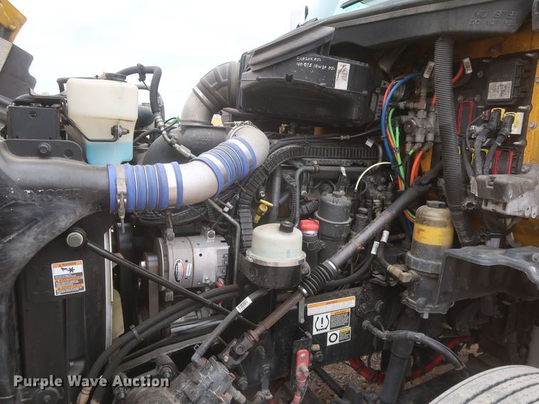 image for item KR9831 2016 Peterbilt 579  semi truck