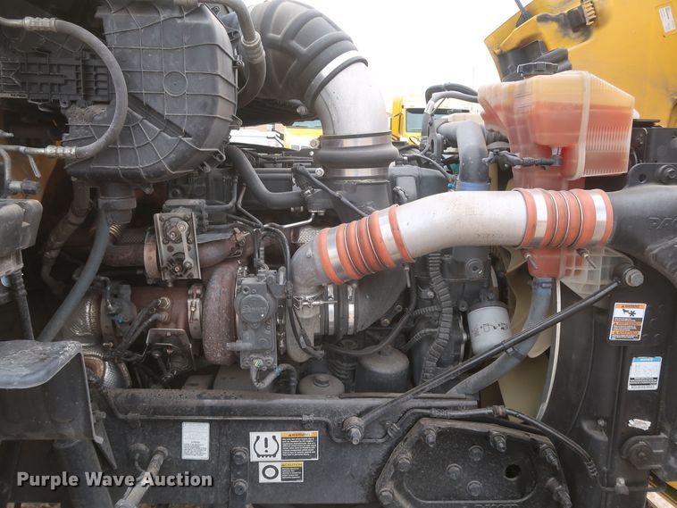 image for item KR9831 2016 Peterbilt 579  semi truck