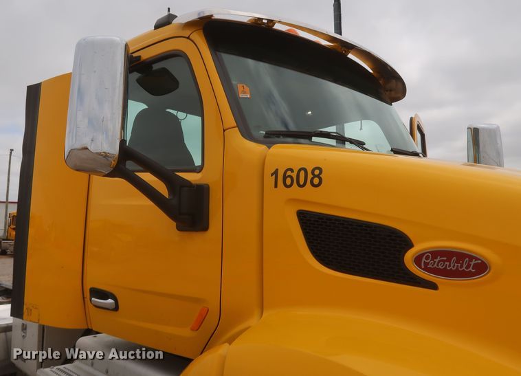 image for item KR9831 2016 Peterbilt 579  semi truck