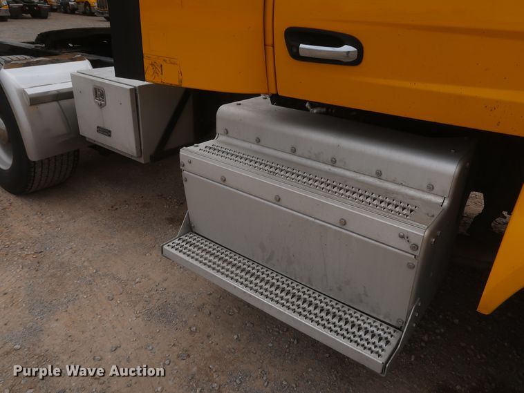 image for item KR9831 2016 Peterbilt 579  semi truck