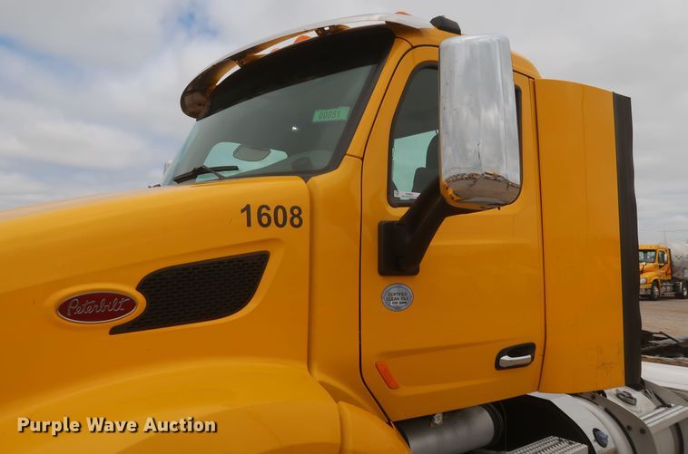 image for item KR9831 2016 Peterbilt 579  semi truck