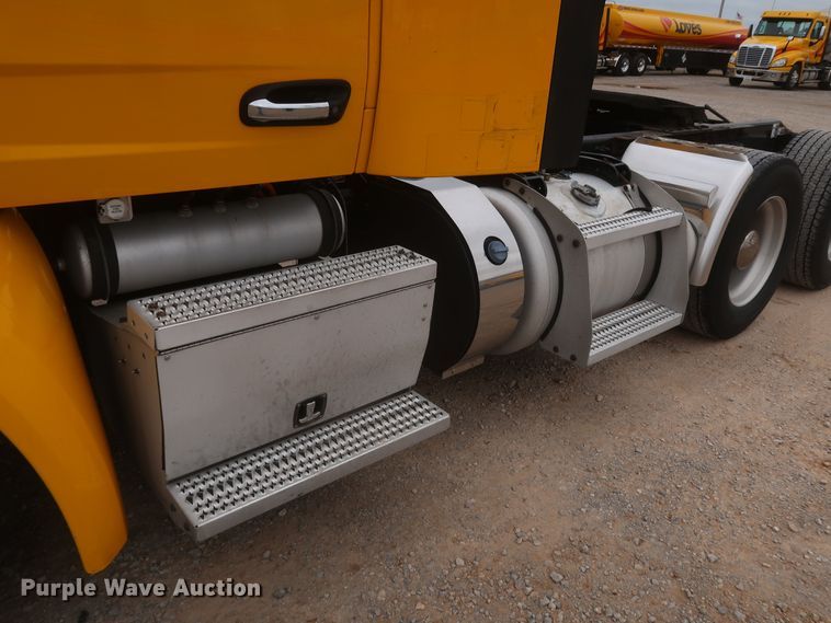 image for item KR9831 2016 Peterbilt 579  semi truck