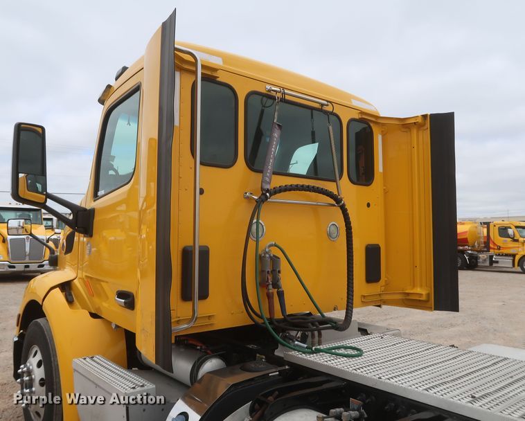 image for item KR9831 2016 Peterbilt 579  semi truck