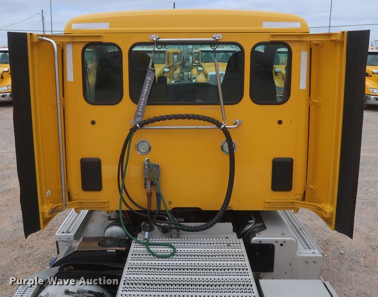 image for item KR9831 2016 Peterbilt 579  semi truck