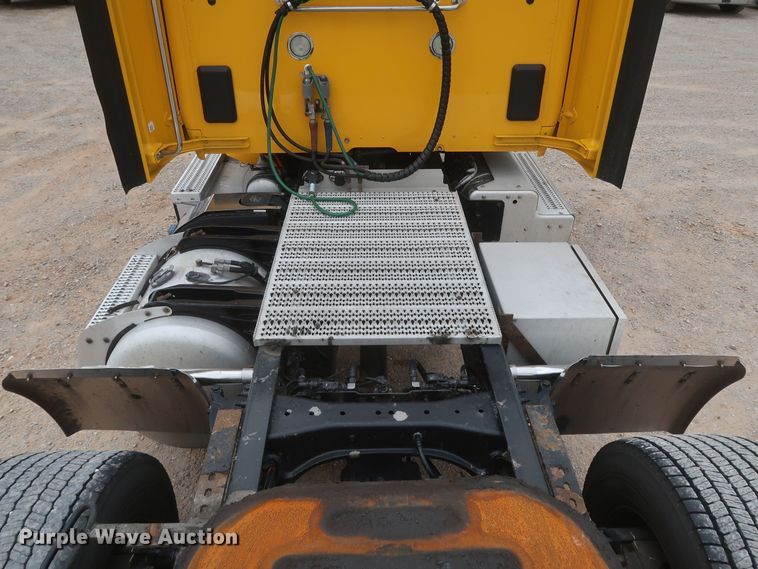 image for item KR9831 2016 Peterbilt 579  semi truck