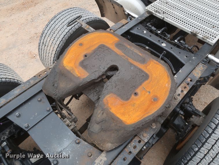 image for item KR9831 2016 Peterbilt 579  semi truck