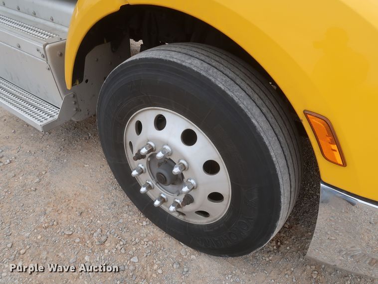 image for item KR9831 2016 Peterbilt 579  semi truck